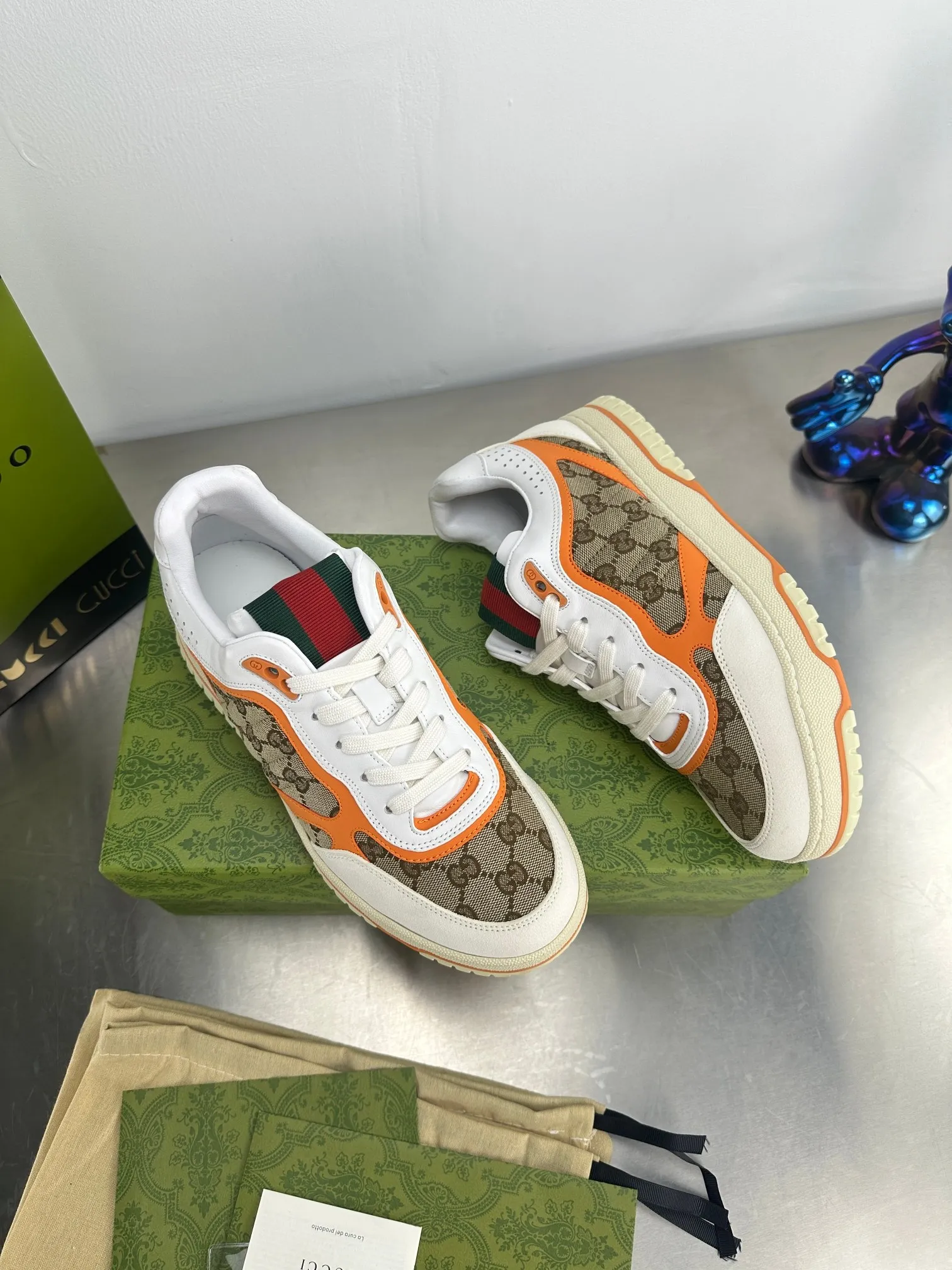 👟👟Ex-factory price 600👟👟 Gucci's latest hot-selling series of high and low-cut distressed couple's sneakers are shipped. The original version is purchased, developed and manufactured. This high-low top sneaker adopts a basketball-style silhouette design, cleverly integrated with hollow panels and distressed effects, showing its unique ingenuity. The ingenuity incorporates brand logo details such as interlocking Double G styling accessories and Gucci lettering, a low-key tribute to the brand's design heritage. Exquisite packaging at the delivery counter 🛍📦 ▪️ Fabric: Original customized imported first-layer cowhide ▪️ Inner lining: Imported first-layer cowhide ▪️ Sole: Original molded TPU sole ▪️ Sole thickness: 3cm ▪️ Size: 35-46 (Male 38 46 customized)